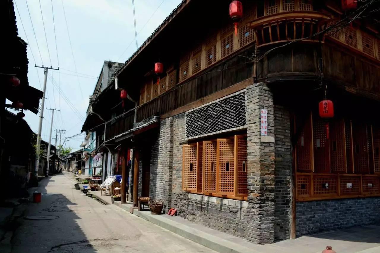 辽宁营口一小孩坐缆车时滑落车外悬挂空中,当地文旅局回应